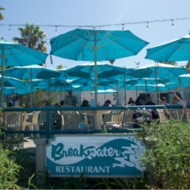 Breakwater-Restaurant-patio-dining
